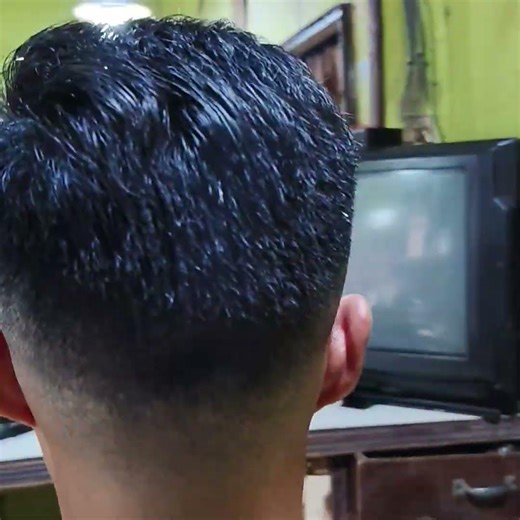 Mid Fade x Side Part: Memberikan kesan rapi dan stylish.