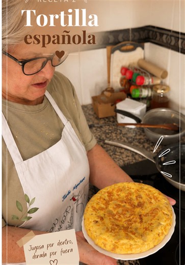 Hoy os enseño cómo preparo una tortilla de patatas 🥔🍳. Además, os voy a contar los pequeños trucos que he aprendido durante años para que quede jugosa por dentro y doradita por fuera. ¿Con cebolla o sin cebolla? 👇❤️ #LaMadrina #TortillaEspañola #CocinaEspañola #RecetasCaseras #FoodTok