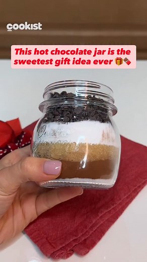 Cookist Wow on Instagram: "✨ Homemade Hot Chocolate in a Jar: the Cutest DIY Gift! ✨ Looking for a cozy, delicious, foolproof gift idea? This hot chocolate mix in a jar is the perfect treat cute, quick to assemble, and irresistibly creamy once prepared. Save it for your next homemade gift… or keep it all for yourself! 📝 What You Need 20g granulated sugar 45g potato starch 50g brown sugar 35g unsweetened cocoa powder 70g dark chocolate (chips or shavings) 🍫 How to Make the Jar Mix Layer all the
