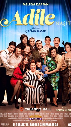 Adile, Türk sinemasının unutulmaz isimlerinden Adile Naşit’in hayatını konu ediyor. Tiyatrocu bir babanın kızı olan Adile, Direklerarası’nda geçen çocukluğunda sahneye duyduğu aşkı erken yaşta keşfeder. Ancak fiziksel görünümü Yeşilçam’ın dayattığı güzellik kalıplarına uymadığı için sinemadan dışlanır. Yine de tiyatro sahnesinde, çoğu zaman ikinci planda kalan rollerle, ama içtenliği ve o sıcacık gülümsemesiyle seyircinin gönlünde taht kurmayı başarır. Hayatının belki de en zor rolü ise annelikt