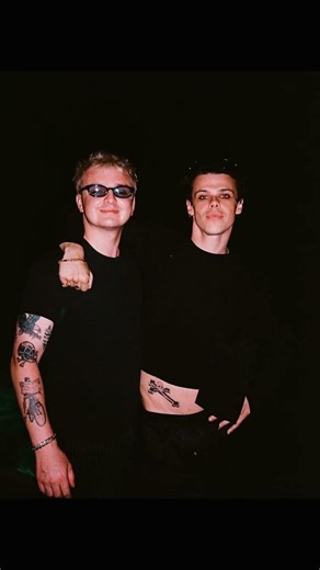 ‪@yungblud‬ LAPPING UP THOSE ULTRAVIOLET RAYS IN AUSTRALIA