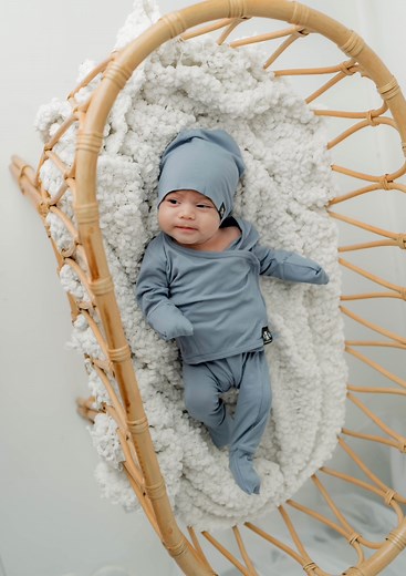 Do you hate having to pull clothes over your newborns head? Problem solved with our Wrap-A-Roo™ romper! Thanks to the wrap opening you are able to completely open the top, slide baby into the pants and re-velcro the top. When you’re ready for some skin to skin bonding simply unwrap the top and snuggle up👶 #bambooromper #wrapopeningromper #babyclothes #BambooRompers #bamboopajamas #nosnapnozipperromper | Ready Set Romper