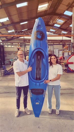 RTM KAYAKS on Instagram: "✅️✅️♻️ @angelehug_ , Championne du Monde 2025 et vice-championne Olympique 2024 de kayak cross avec le Paname en visite chez Rotomod, en'Ardèche ce jeudi 16 octobre 2025, en présence des élues et élus locaux et de la presse. 🤝 Une excellente journée d'échanges, de découvertes et de surprises avec la production d'un Paname édition spéciale "Give me a hug" - "Ardèche Spirit" avec l'empreinte d'@angelehug_ , clin d'œil à l'art pariétal visible à la grotte Chauvet... #kaya