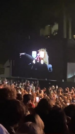 The Kid Laroi Hilariously Updates State of Origin Scores on Screen