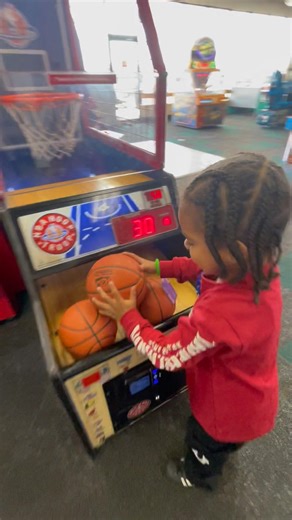 My boy getting hoops on his BDAY ⛹🏽‍♂️🥳 #birthday #chuckecheese #funday #shorts #basketball