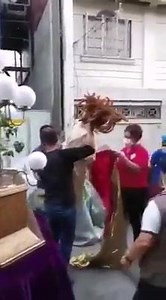 Isaias, 42:8 - Ako ang Panginoon; na siyang aking pangalan: at ang aking kaluwalhatian ay hindi ko ibibigay sa iba, o ang akin mang kapurihan sa mga larawang inanyuan. Gawa, 17:29 - Yamang tayo nga'y lahi ng Dios, ay hindi marapat nating isipin na ang pagka Dios ay katulad ng ginto, o ng pilak, o ng bato, na inukit ng kabihasnan at katalinuhan ng tao. Isaias, 46:7 - Pinapasan nila siya sa balikat, dinadala nila siya, at inilalagay siya sa kaniyang dako, at siya'y nakatayo; mula sa kaniyang dako 