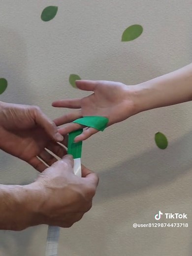 「バネ指」など、指の付け根を安静にしたいときのテーピングの貼り方です✨バネ指は基本的に使いすぎによるものなので、まずはしっかり休ませましょう👍#ばね指のテーピング