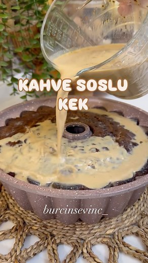 Burçin Sevinç | Pratik & Lezzetli Tarifler | on Instagram: "Bak eve yayılan o missss gibi koku muhteşemm😉Çok pratik olduğu kadar aşırıda lezzetli tarifleri severiz 🥰Benim favori tariflerime eklendi bence sizde eklemelisiniz 👌🏻👌🏻 Kahveli Kek için 👇🏻 3 yumurta 1,5 su bardağı toz şeker 1 su bardağı ılık süt 1 su bardağı sıvıyağ 2 pkt kabartma tozu, 1 adet vanilin 1 yemek kaşığı kakao 1 yemek kaşığı granül kahve Yarım su bardağı damla çikolata Yarım su bardağı fındık 3 su bardağı un(kontroll