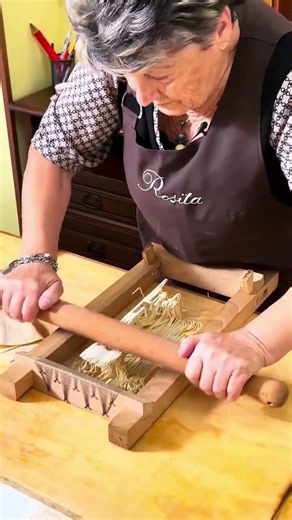 How Spaghetti are REALLY MADE in Italy (Abruzzo) #italianfood