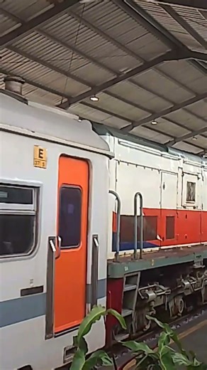 KA Sri Tanjung Papasan KA Probowangi Di Stasiun Rambipuji