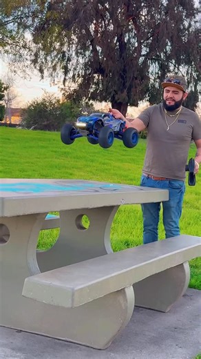 Diego Armando Cerda on Instagram: "Mi traxxas maxx siempre es el mejor por algo es mi consentido superior en velocidad manejo rendimiento y asta asiendo saltos #rc #divertido #toys #offroad #traxxasmaxx"