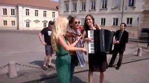 Aerosmith's Steven Tyler joins in with buskers covering Crazy ❤️ Via Foo Fighters México | Radio X