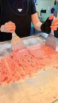 ​입안에서 살살 녹는 딸기 오레오 철판 아이스크림 / Strawberry Oreo Rolled Ice Cream Melting in Your Mouth