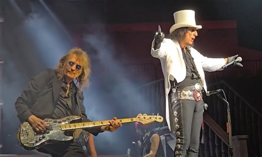 Watch: ALICE COOPER Reunites With Original Bassist DENNIS DUNAWAY On Stage In Connecticut