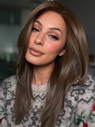 wigs.com on Instagram: "Roxie is back with another color comparison 🙌🏻 She’s trying on Well Played by Raquel Welch and addressing some common questions about both the color and the style 👇 ✨ Color Tip: If your wig looks like it has fewer highlights than you expected, remember that lighting changes everything! Natural light brings out dimension, while indoor lighting can soften it. ✨ Style Tip: Well Played has a fuller density and lots of texture. If the face-framing layers are flopping forwar