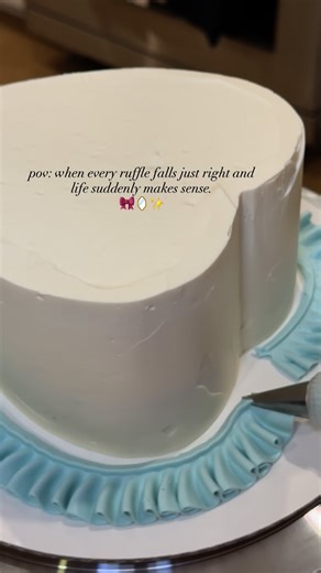 Vintage Cakes | Guelph Cakes on Instagram: "🎀 I’ll share my secret to perfect ruffles with you 💛 Drop ‘RUFFLES’ below🎀 #vintagecake #pipingtips #pipingskills #pipingtechniques #cake #buttercream #pipingtutorial"