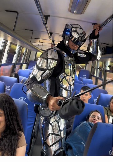 Un robot en el bus: Diversión y risas aseguradas