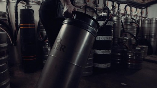 Cette bière était autrefois produite à l’abbaye de Paix Dieu, où le calendrier lunaire jouait un rôle central. Afin de conserver l’âme de l’abbaye, la Brasserie s’impose la rigueur de ne brasser que par période de pleine lune. Le résultat? Une triple de 10% onctueuse et pleine de caractère; une bière artisanale dans la plus pure tradition des bières belges d’abbaye. | Paix Dieu