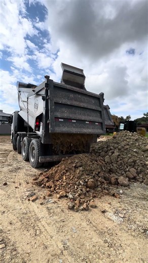Iniciando camada nova no aterro. Cat 316