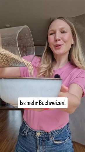 🚨 Warum ignorierst du dieses Superfood?! 😱 Buchweizen wird oft übersehen, dabei ist es so lecker & gesund 🤌 Hab auch eine Rezeptidee für dich 💃 Glutenfrei & basisch: Ideal für eine ausgewogene Ernährung. Stabiler Blutzucker: Hilft, Heißhungerattacken zu vermeiden. Proteinreich: Unterstützt Muskelaufbau und Regeneration. Herzgesundheit: Enthält Rutin und Magnesium Buchweizen enthält allerdings auch Antinährstoffe, also weiche ihn wann immer möglich über Nacht in Wasser ein, um die zu reduzier