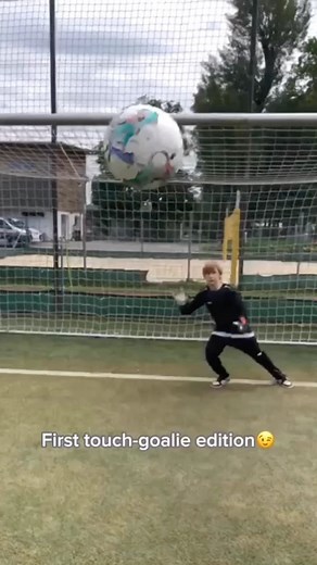 8 comments | Wer sagt dass Goalies keinen First-Touch haben⁉️浪 #football #fussball #footballtraining #fussballcamp #goalkeeper | Football School | Facebook