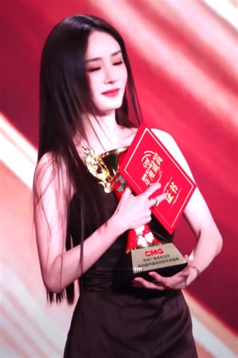 Yang Mi "Best Actress Of The Years" at CMG China TV Series Annual Ceremony 🏆🎉 #YangMi #杨幂 #យ៉ាងមី | Yang Mi 杨幂 - Mifeng Cambodia