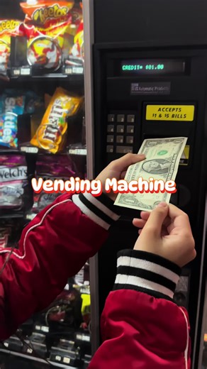 Do people still buy from these vending machines? It’s my daughter’s first time buying a snack from the #vendingmachine. #snacks #vendingmachines #thingstodowithkids #ohno