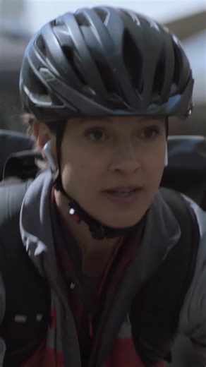 Ein Fahrradkurier wird von einem Lieferwagen überrollt, der Fahrer flieht. Lena Odenthal und Johanna Stern vermuten Absicht und ermitteln – auch undercover auf eigene Faust. ▶️ Der "Tatort: Sashimi spezial" aus Ludwigshafen – jetzt in der ARD Mediathek​​​: https://1.ard.de/tatort-sashimi-spezial 🆕🎮 Das neue "Tatort Game" zum Fall – jetzt ermitteln: https://www.tatortmessenger.de/sashimispezial... | Tatort