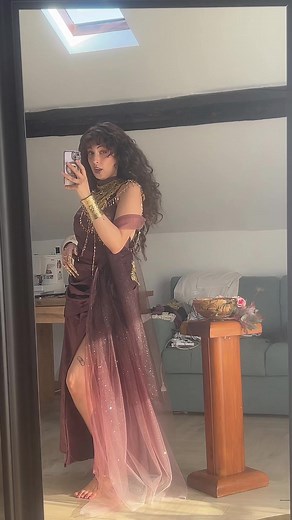 What if I try a Mother Gothel instant cosplay? 🤔 My Circe wig reminds me a lot of her hairstyle, and since Rapunzel live action is In the making I’d love to try an instant to see how I look like. I have a day off and it’s either trying her instant or finally recording some videos as Megara from Hercules (that costume has been sitting in my closet for 2 years). Who would you like to see first? In the meantime enjoy this full body costume video of my Circe, because I put on so much effort for thi