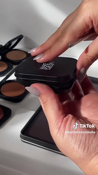 Depot the new @makeupforever Artist Skin-Fusing Powder Bronzers with me 😍✨ They make it extremely easily to depot since it has a magnetic bottom and pops out very easily! I love the texture of these, but in particular the colors! Shade 15 Wild Sand & 20 Fiercy Amber are my favorite for anyone that tends to pull orange with bronzers.The perfect neutral colors for a sun kissed look 😍😮‍💨 very smooth and
