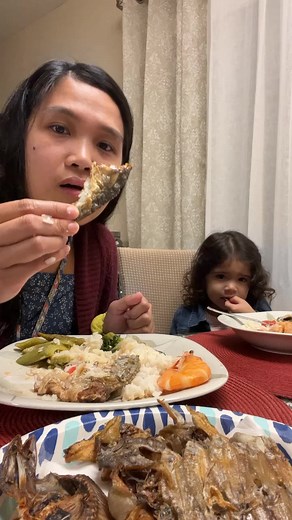 1.9M views · 10K reactions | Sarap magkamay pag tuyo ang ulam ganito rin si aguy aguy kumain enjoy embrace the food salamat kay mami Bert sa pagkain at ate bern pinay blondie sa lamian na pagkain | Inday roning | Facebook