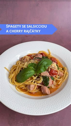 RECEPT NA ŠPAGETY SE SALSICCIOU A CHERRY RAJČÁTKY Dnes mám pro Vás další se skvělých rychlých receptů, který budete mít na stole raz dva a ještě si náramně pochutnáte. Těšíte se? Tak pojďte na to se mnou! Budete potřebovat jen pár surovin, ale výsledek Vás okouzlí svou jednoduchostí i chutí. Tento jednoduchý recept určitě vyzkoušejte. A co Vy? Jaká večeře vyhrává u Vás? Dejte mi vědět do komentářů a nezapomeňte mě sledovat pro více skvělých a jednoduchých receptů a triků do kuchyně. Co budete po