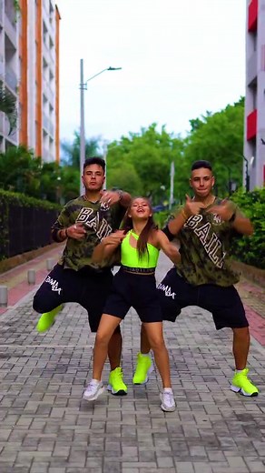 Brothers Twinz: Colombian TikTok Challenge with Cami Dance World