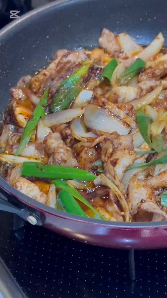 「CookDo®︎ 極 麻辣回鍋肉」も作ってみた！まずキャベツ不要の設定に驚き‼️炒めながら漂う華やかさにガッツリ胃袋つかまれる！辛さの中に甘味と果実味のある本格的な香り！うま味と辛味が一体化して奥深い!これ原価大丈夫か⁉︎てなるくらいコク深い味わいで海外旅行してるような気分になった!