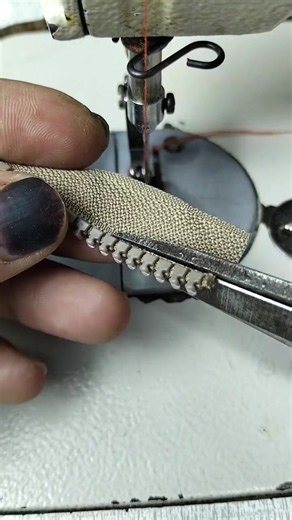 Sewing tutorial #sewing #tutorial #tipsandtricksforgirls Secure the end of the zipper so it doesn't come off #sewingtips #sewingbeginners