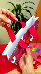 De seguro no conoces esta versión para hacer este empaque de regalo! Así que acá te muestro paso a paso cómo hacerlo 🥰😍🥳 Recuerda que los regalos hablan desde el empaque, así que esta idea te será de utilidad en tu próxima entrega de regalo 😍🥰❤️🥳 Por cierto este fin de semana se celebra amor y amistad acá en Colombia! 🙋🏻‍♀️🇨🇴Cuéntame tú desde donde te reportas ? 👀👇🏻Te leooo. #empaquesderegalos #regalo #bolsasderegalo #tutorial #manualidades | Detail Siempre Contigo
