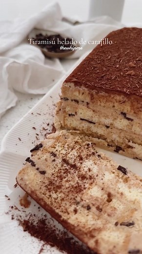 Tiramisú helado de carajillo Si te gusta el tiramisú, este postre se va a convertir en tu favorito, celebrando el centenario de Santa Clara con su nuevo sabor de helado de Carajillo, una delicia! Quién más es fan de los postres con café? L@s leooo Ingredientes 1 litro de helado de carajillo @santaclaramx 1 taza de café cargado 1 cdita de azúcar 15 ml o al gusto de licor de naranja y especias 1 panqué de vainilla o nata Cocoa Chocolate para decorar . . . . . . #PorElSigloDeLosSiglos #SantaClara #