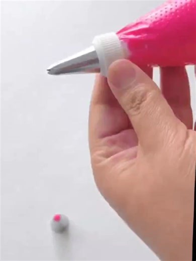 Watch how to use cake decorating tips and bags on Amazon Live