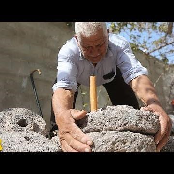 آخر صانعي "الجاروشة أو الرحى" في فلسطين .. ماذا تسمى في بلادكم؟