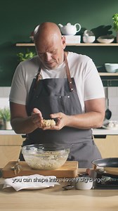 This week, watch chef Tom Kerridge cook up his crispy potato cakes with poached eggs – just one of the recipes from his Remarksable meal planner. 😍 At less than £2 per serving, you’ve got to give them a try! 🙌 Click the link to download the planner: https://bit.ly/3uYMCS1 | Marks and Spencer