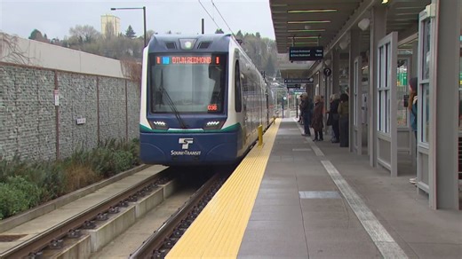 New Seattle light rail connection draws steady crowds on second day