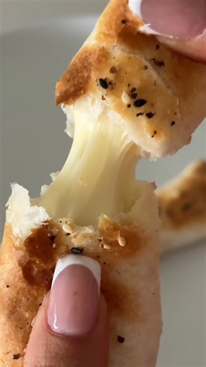 Australia's only rotating air fryer 🔄 !! PLUS a glass lid so you can actually see your food cooking 👀🔥 Grills, bakes, roasts, toasts, dehydrates more Viral for a reason. Australia’s No.1 air fryer 🇦🇺 Get it here 👉 https://klevarange.com.au/products/kleva-spincrisp-rotating-digital-air-fryer #airfryer #spincrisp #australia #rotatingairfryer #cooking #kitchen #fypシ | Kleva Range