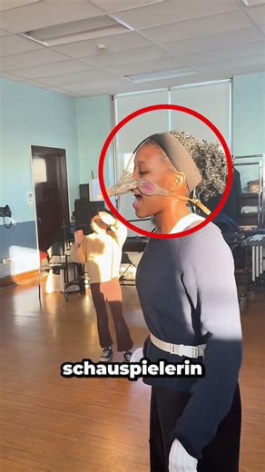 Das Tragen einer Pinocchio-Maske beim Lügen geht schief