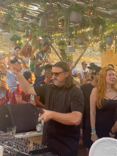 Techno & House Music on Reels