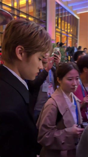 侧颜绝了！CES三星活动拉椅子从我身边擦肩而 #拉椅子 #riize #라이즈 #ces2026 #三星