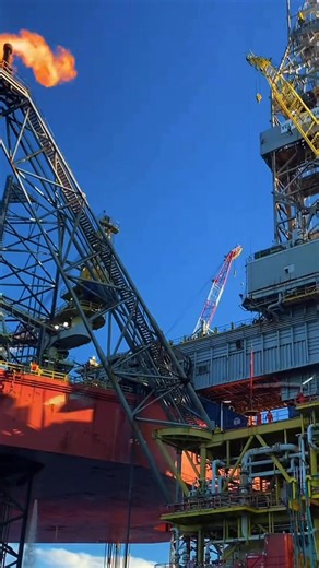 🔥 That flame isn’t a fire — it’s a flare stack.On offshore oil rigs, excess gas is safely burned to control pressure and protect the crew.24/7 operations. Extreme conditions. Zero room for mistakes. This is offshore life. 🌊⚙️ #offshore #offshorelife #oilandgas #oilrig #oilfieldtrash #highlights #Atsite #OilrigJobs #trendingvideo | Oil & Gas Jobs