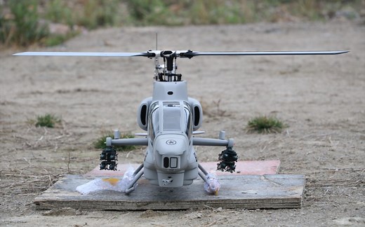 AH-1W 超级眼镜蛇 武装直升机 发货前最后一次试飞