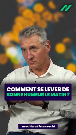 👉 Comment se lever de bonne humeur le matin ? . 💬 Hervé Franceschi, conférencier, coach et auteur, nous livre trois exercices simples pour transformer nos matins et chasser la mauvaise humeur dès le réveil. Parce que l'humeur du matin conditionne toute la journée, il nous propose des outils concrets pour reprendre le contrôle. . 🙌 Premier exercice : pomper la joie. Debout, bras levés, sauter sur place en faisant monter et descendre les bras avec énergie. Ce mouvement simple active le corps et