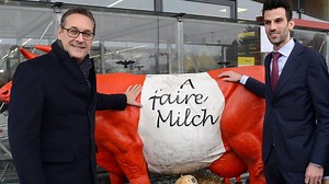 58K views · 346 reactions | HC Strache und Udo Landbauer tourten heute Nachmittag durch die niederösterreichische Landeshauptstadt St. Pölten. Nach einem Supermarktbesuch äußerte sich Strache auch zu den völlig haltlosen Vorwürfen rund um die Causa Landbauer! | FPÖ | Facebook