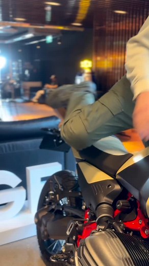 Ride safe, ride in style. Hanoracul cu protecții BMW Grunewald și pantalonii BMW PureRider, un ride lejer devine și mai plăcut - confort, siguranță și libertate pe două roți. #bmwmotorrad #bucuresti #makelifearide #ridesafe | Automobile Bavaria Moto Center